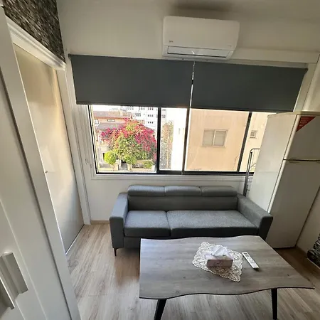 Modern Beachside Gem דירה
